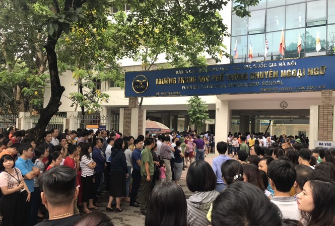 Choáng váng thi lớp 6 chuyên Hà Nội, 1 chọi 30 chiến binh Phụ huynh đưa con đi thi sáng nay tại trường chuyên ngữ