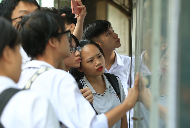 Trên 99% thí sinh đến làm thủ tục thi THPT quốc gia Thí sinh làm thủ tục dự thi tại điểm thi trường THPT Hoàng Văn Thụ, Hoàng Mai, Hà Nội chiều 26/6 - Như Ý