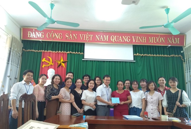 Giảng viên ĐH chung tay ủng hộ học sinh tại điểm thi Các giảng viên trường ĐH Hà Nội làm thi tại điểm thi trường THPT Cộng Hòa, Hòa Bình trao 8 suất học bổng cho học sinh của trường