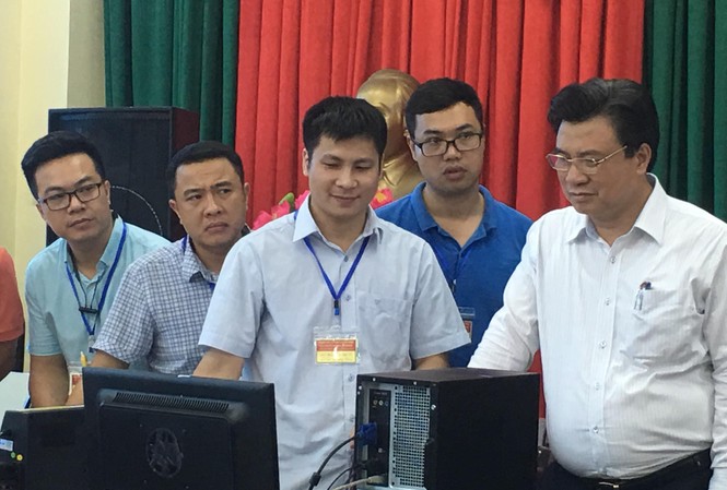Thầy cô chấm thi trong cái nóng 40 độ, quạt bật hết công suất vẫn vã mồ hôi Thứ trưởng Nguyễn Hữu Độ kiểm tra máy tính của Ban chấm thi trắc nghiệm của Hội đồng thi Thái Bình