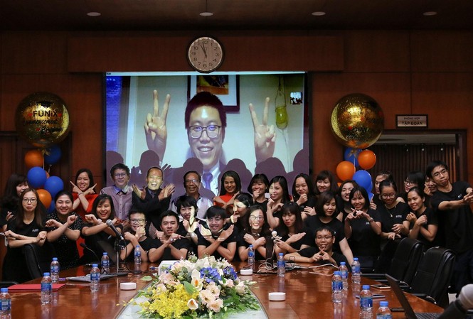 Sinh viên Việt Nam hoàn thành chương trình đại học trực tuyến chỉ sau 20 tháng Sinh viên Phan Lê Thanh Chương đang sinh sống và làm việc tại Mỹ, chụp ảnh cùng sinh viên , cán bộ Đại học Trực tuyến FUNiX trong Lễ Trao Bằng Tốt nghiệp của mình