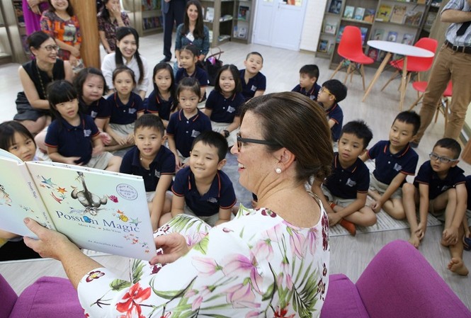 Phu nhân Thủ tướng Úc trò chuyện và đọc sách cùng học sinh Việt Nam Phu nhân Thủ tướng Úc đọc sách cùng học sinh Việt Nam