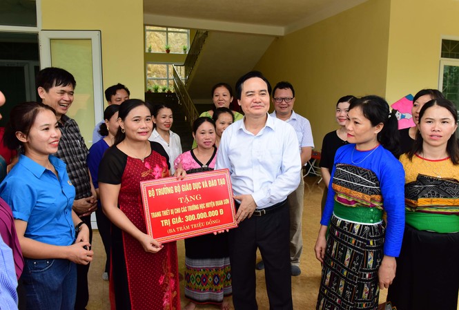 Thầy trò vùng lũ Quan Sơn hối hả cho ngày khai giảng Bộ trưởng trao tặng trường mầm non Sơn Hà, xã Sơn Hà, huyện Quan Sơn, Thanh Hóa 300 triệu đồng