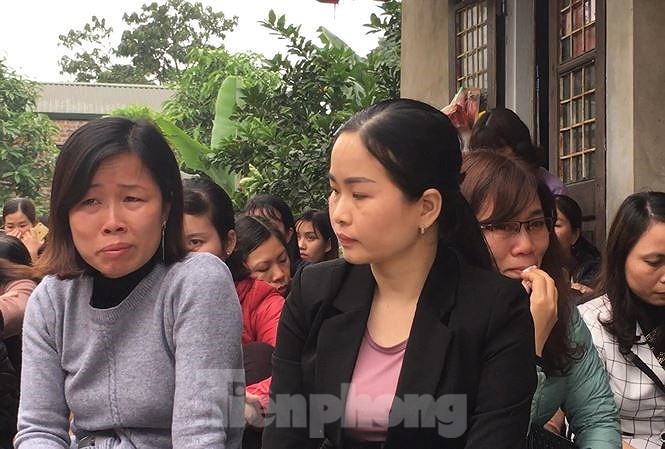 Các tỉnh hối hả lập danh sách tuyển dụng đặc cách, Hà Nội bình chân như vại Giáo viên hợp đồng Hà Nội vẫn mòn mỏi chờ đợi