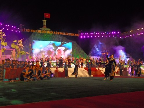 Khai mạc lễ hội hoa tam giác mạch năm 2016 Phần biểu diễn có sự tham gia của gần 300 nghệ sĩ, diễn viên trong lễ khai mạc.