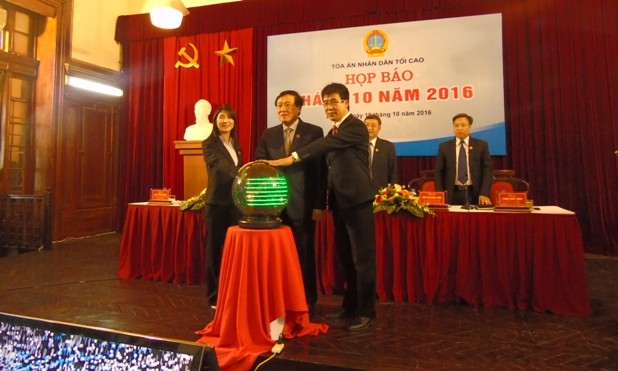 Ra mắt trang tin điện tử về án lệ Chánh án TAND Tối cao Nguyễn Hòa Bình bấm nút đưa trang điện tử vào hoạt động
