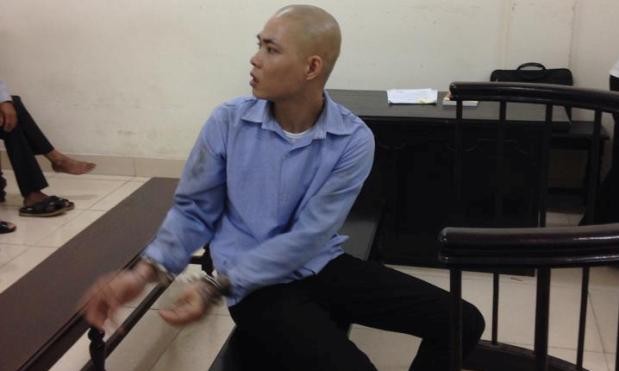 'Yêu râu xanh' ép bé gái cho đi nhờ xe rồi cưỡng hiếp Trần Văn Thiện tại phiên tòa.
