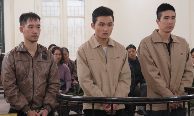 Lĩnh án giết người vì chém công an trong ngày tết Các bị cáo tại tòa.