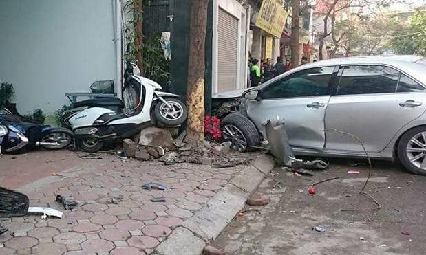 10 năm tù cho tài xế 'xe điên' đâm chết 3 người ở Long Biên Hiện trường vụ tai nạn.