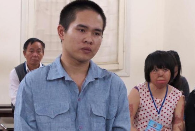 Tẩm xăng thiêu sống vợ vì tin nhắn lạ trong điện thoại Nguyễn Văn Thành và người vợ xấu số của y phía sau.