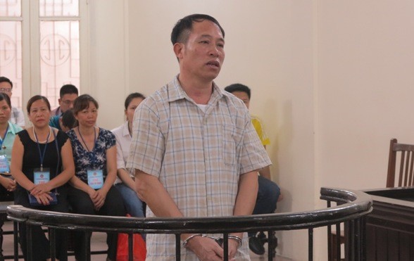 'Nổ' quen lãnh đạo Bộ công an để lừa 'chạy' việc vào ngành Đỗ Văn Phương tại tòa.