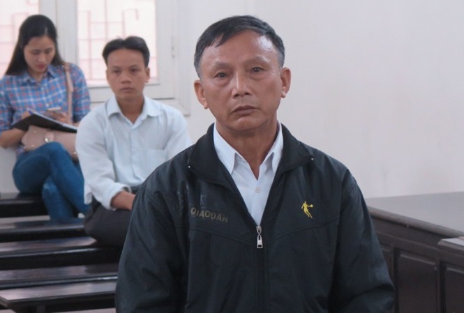 Vợ xin nộp 100 triệu 'chuộc tội' xâm hại bé gái cho chồng Bị cáo Đặng Văn Trình tại tòa