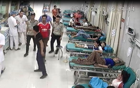 Phú Thọ: Điều tra vụ côn đồ gây rối ở bệnh viện Đối tượng chỉ tay vào mặt bác sĩ. Ảnh BV Hùng Vương.