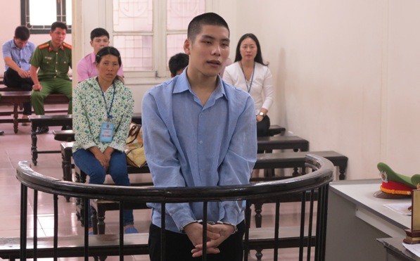 Đục thủng mái nhà, đột nhập tiệm vàng để trộm cắp Lý Văn Minh trước vành móng ngựa.