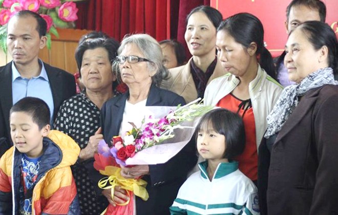 Xin lỗi gia đình 28 năm mang án oan “giết chồng, giết cha” Gia đình bà Nga tại buổi xin lỗi.