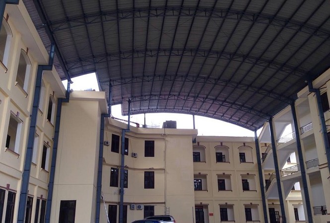 Những con số 'khủng' trong phiên tòa xử ông Phan Văn Vĩnh Khu vực xét xử dự kiến đã được lợp mái tôn.