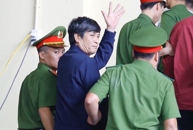 Tòa lý giải việc không còng tay bị cáo Phan Văn Vĩnh, Nguyễn Thanh Hóa Bị cáo Nguyễn Thanh Hóa vây tay chào người thân tại tòa