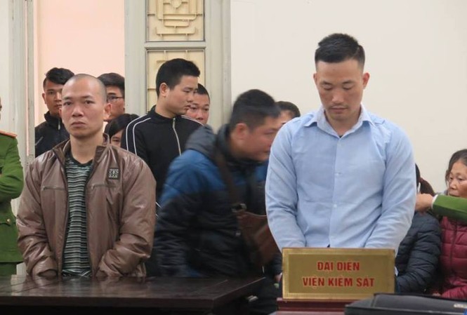 Vay nặng lãi 90 triệu xóc đĩa, sau nửa tháng nhận nợ 300 triệu Các bị cáo tại tòa.