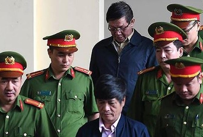 Cựu tướng Phan Văn Vĩnh, Nguyễn Thanh Hóa không kháng cáo Các ông Vĩnh (đeo kính), Hóa được dẫn giải vào khu vực xét xử.