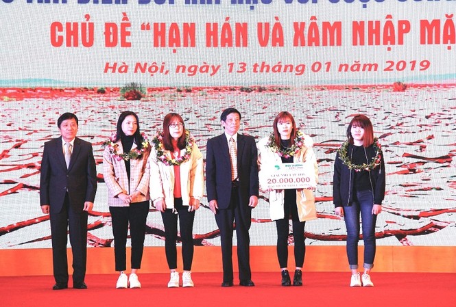 Trao giải cuộc thi viết về hạn hán và xâm nhập mặn GS. TS Mai Trọng Nhuận – Nguyên Giám đốc Đại học Quốc gia Hà Nội, ông Nguyễn Xuân Lai – Phó Chủ tịch Hội, kiêm Tổng thư ký Hội Nước sạch và Môi trường Việt Nam trao giải cho nhóm sinh viên đạt giải Nhì tập thể.