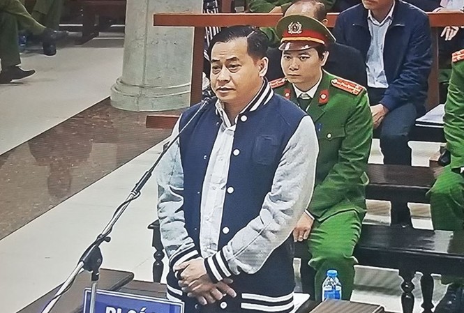 Phan Văn Anh Vũ kêu oan, cựu tướng Trần Việt Tân nhận trách nhiệm Bị cáo Phan Văn Anh Vũ trả lời HĐXX.