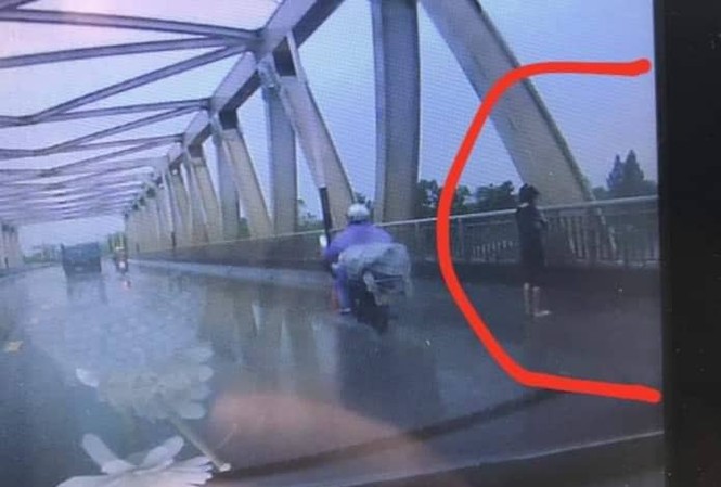 Nghi vấn nữ sinh nhảy cầu trên sông Đuống sau khi bị hãm hiếp Hình ảnh được camera hành trình của một ô tô ghi nhận ngay trước thời điểm V.A gieo mình xuống sông Đuống.