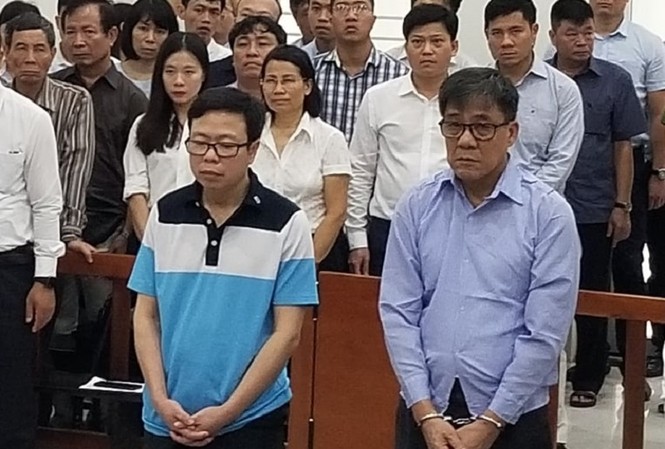 Từ trái qua, các bị cáo Nguyễn Tấn Hùng và Đỗ Văn Khạnh.