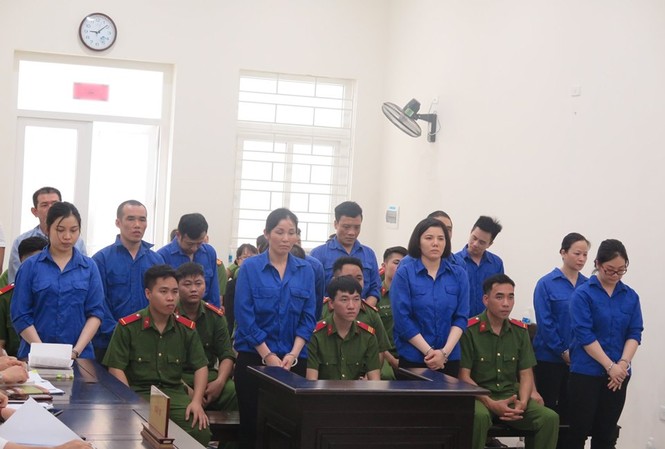 10 người bị tuyên tử hình vì vận chuyển ma túy Bắc – Nam bằng tàu hỏa 10 người trong nhóm này sẽ bị tử hình vì mua bán cái chết trắng.