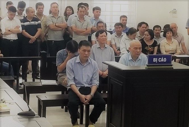 Tiếp tục điều tra sai phạm tại Cty Quản lý & Phát triển nhà Hà Nội Các bị cáo tại tòa.