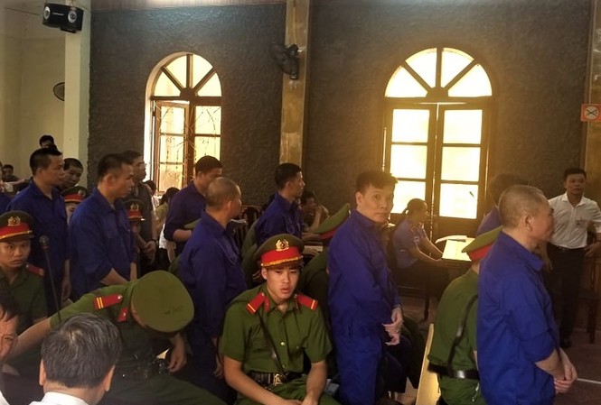 Bồi thường đất đai ở Sơn La: Người khiếu kiện nhiều nhất bị bắt đi tù? Các bị cáo tại tòa.