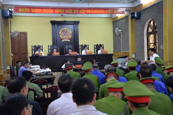 Kiểm sát viên có phải đứng khi trình bày cho Hội đồng xét xử? Phiên tòa ngày 24/7.