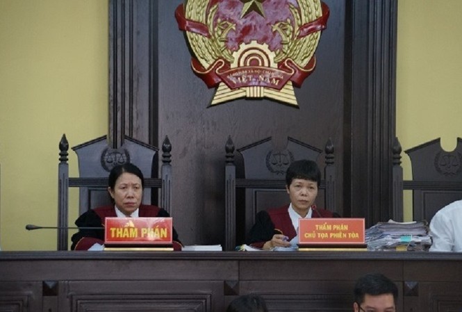 Loạt cựu cán bộ tỉnh Sơn La nhận án vì bồi thường 'thừa' 1,2 tỷ Hai thẩm phán tham gia xét xử vụ án.