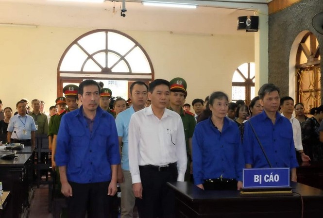 Hoãn phiên xử vụ điểm thi Sơn La vì vắng mặt nhân chứng là lãnh đạo Các bị cáo tại tòa.