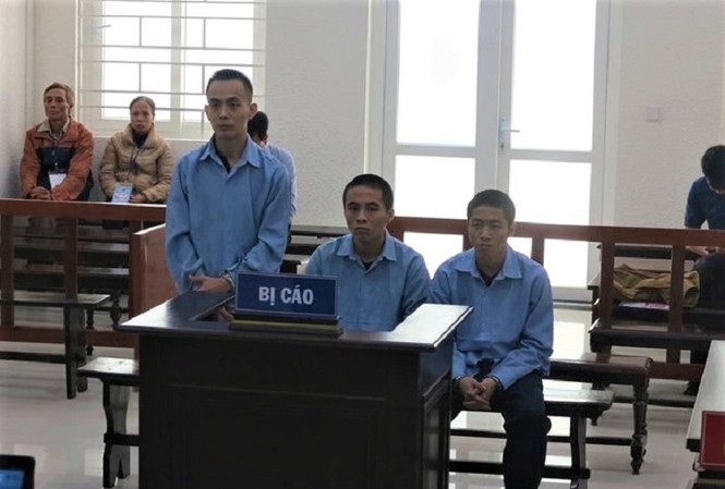 Nhân viên công ty bảo vệ trộm 3 ô tô bán lấy tiền chơi game Các bị cáo tại tòa.