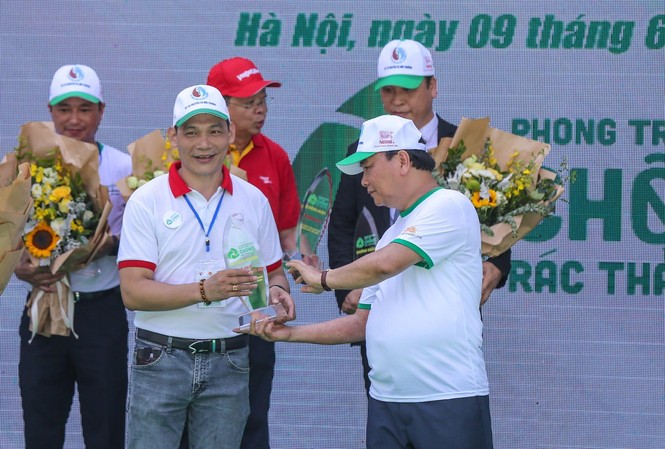Thủ tướng phát động chống rác thải nhựa Thủ tướng Nguyễn Xuân Phúc trao cup Liên minh chống rác thải nhựa đại diện Công ty Cổ phần Quốc tế Thịnh Đạt tại Lễ ra quân sáng nay như một sự khuyến khích các doanh nghiệp phát triển các sản phẩm thân thiện với môi trường.