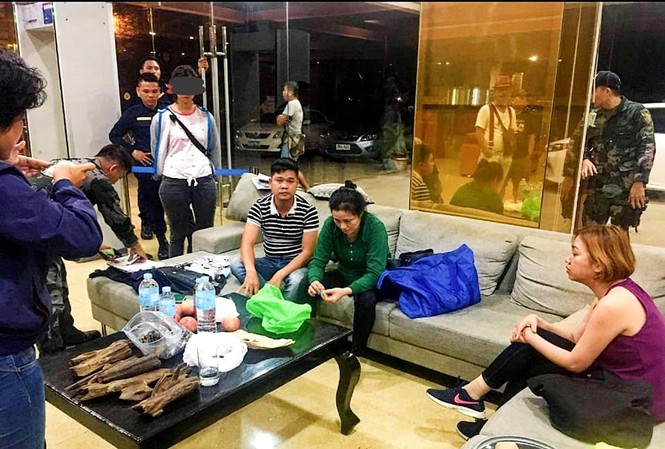 Philippines bắt 5 người Việt nghi buôn gỗ trầm hương quý hiếm Nhóm người Việt bị bắt giữa tại Philippines vì buôn trầm hương quý hiếm.