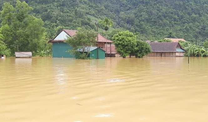 Áp thấp nhiệt đới suy yếu, miền Trung vẫn mưa rất lớn Mưa lũ tại xã Tân Hóa, huyện Minh Hóa, tỉnh Quảng Bình.