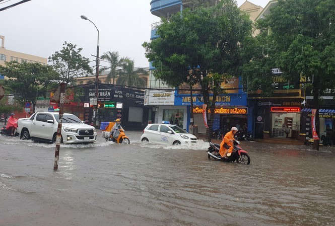 Mưa lớn tiếp tục trút xuống miền Trung, cảnh báo ngập các đô thị Mưa lớn tiếp tục trút xuống miền Trung, cảnh báo ngập các đô thị