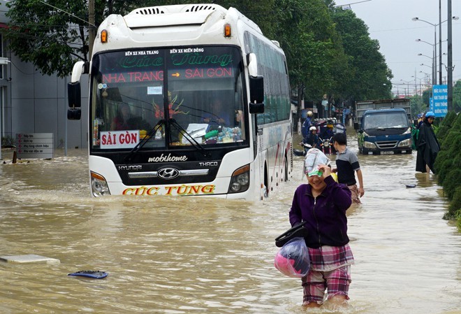 Dự báo bão gây mưa lớn cho miền Trung, Tây Nguyên từ ngày mai Nha Trang và nhiều thành phố miền Trung đối diện với nguy cơ ngập úng nghiêm trọng do mưa bão.