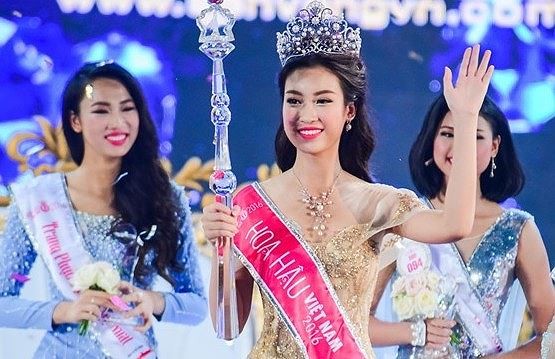 Thú vị địa điểm hai lần tổ chức Chung kết Hoa hậu Việt Nam Khoảnh khắc Đỗ Mỹ Linh trở thành Hoa hậu Việt Nam năm 2016 tại nhà thi đấu Phú Thọ, TPHCM. Ảnh: Trọng Thịnh