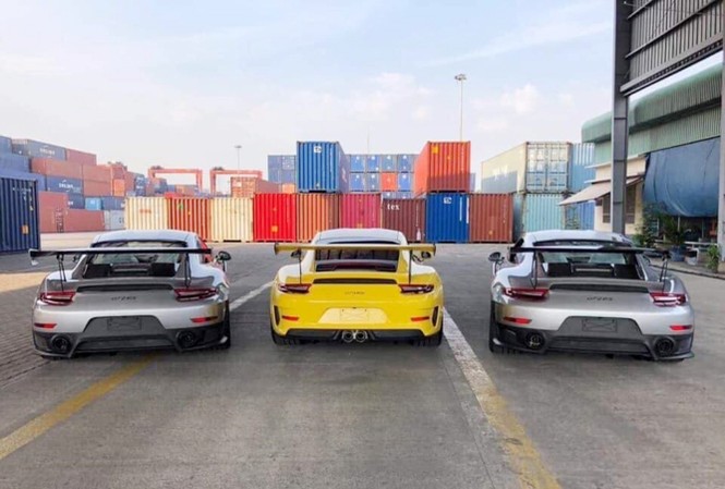 Sát Tết, nhiều siêu xe hàng chục tỷ đồng cập cảng Việt Nam Siêu xe Porsche 911 GT2RS được nhập khẩu từ Đức về Việt Nam, trị giá khoảng hơn 20 tỷ đồng/chiếc