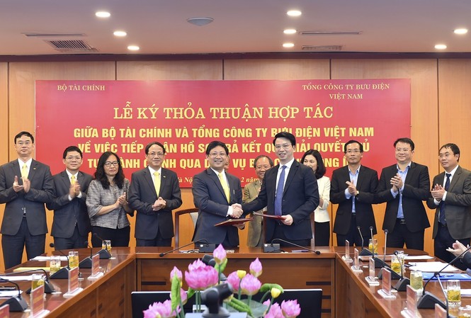 Người dân có thể nộp phạt qua bưu điện, không cần tới kho bạc Bộ Tài chính và Tổng công ty Bưu điện Việt Nam ký kết thỏa thuận hợp tác trong tiếp nhận và trả kết quả giải quyết thủ tục hành chính