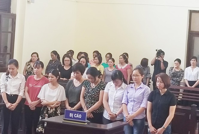 8 bác sĩ và điều dưỡng BVĐK Hòa Bình trục lợi hàng trăm triệu BHYT Các bị cáo tại tòa ngày 24/4