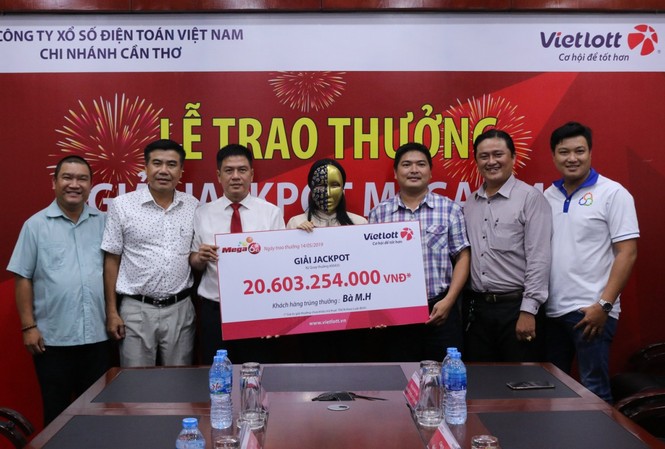 Người phụ nữ ở Cần Thơ trúng hơn 20 tỷ đồng Vietlott Bà M.H che mặt khi nhận giải thưởng Jackpot 20 tỷ đồng