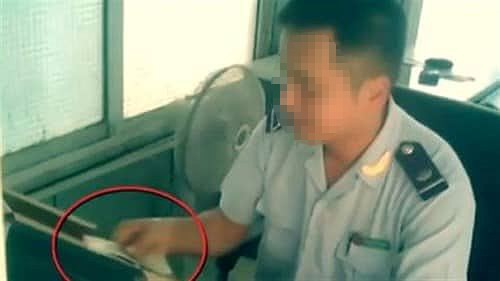 Cảnh cáo 5 công chức Chi cục Hải quan cửa khẩu La Lay Ảnh cắt từ clip được cho là công chức Hải quan La Lay nhận tiền ‘bôi trơn’