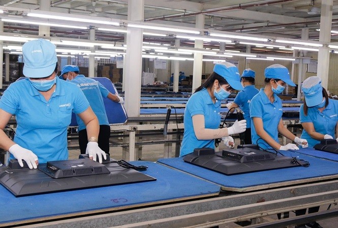 Hàng loạt doanh nghiệp làm ăn với Asanzo bỏ trốn, hoạt động bí hiểm Công nhân Asanzo lắp đặt tivi