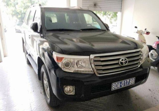 Xe Land Cruiser được doanh nghiệp biếu tặng Nghệ An phải bán đấu giá Sau gần 2 năm, xe biển xanh tặng Văn phòng Tỉnh ủy Nghệ An vẫn chưa bán được