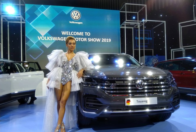Trưng bày xe Volkswagen Touareg có bản đồ đường lưỡi bò: Ban tổ chức nói gì? Xe Volkswagen Touareg 2019 có đường chín đoạn (đường lưỡi bò) trên Biển Đông
