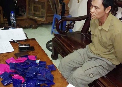 Mua 16.400 viên ma túy, chưa kịp bán đã sa lưới Đối tượng Nguyên cùng tang vật ma túy bị thu giữ. Ảnh: Đội 5 cung cấp