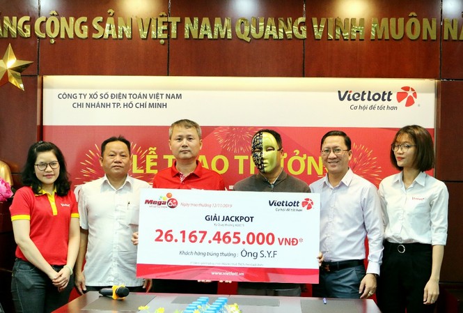 Người nước ngoài đầu tiên trúng độc đắc Vietlott Ông S.F.Y nhận giải Jackpot trị giá 26,1 tỷ đồng, sau đó tặng 30 triệu đồng cho nhân viên Vinmart+ (bìa trái)